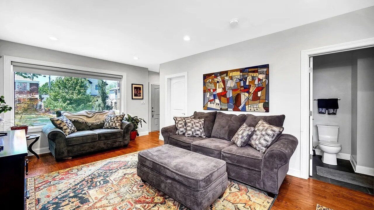 Photo of Livingroom in Garfield Ridge