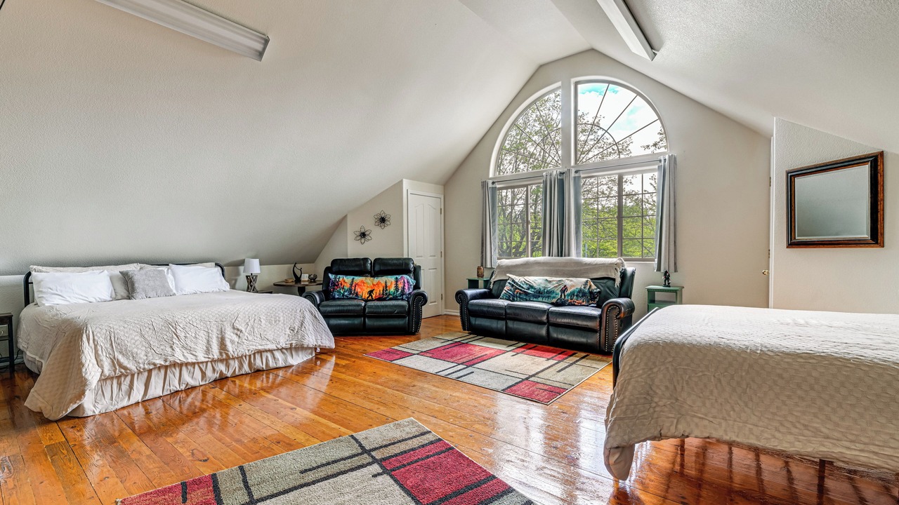 Photo of Bedroom in Cave Junction
