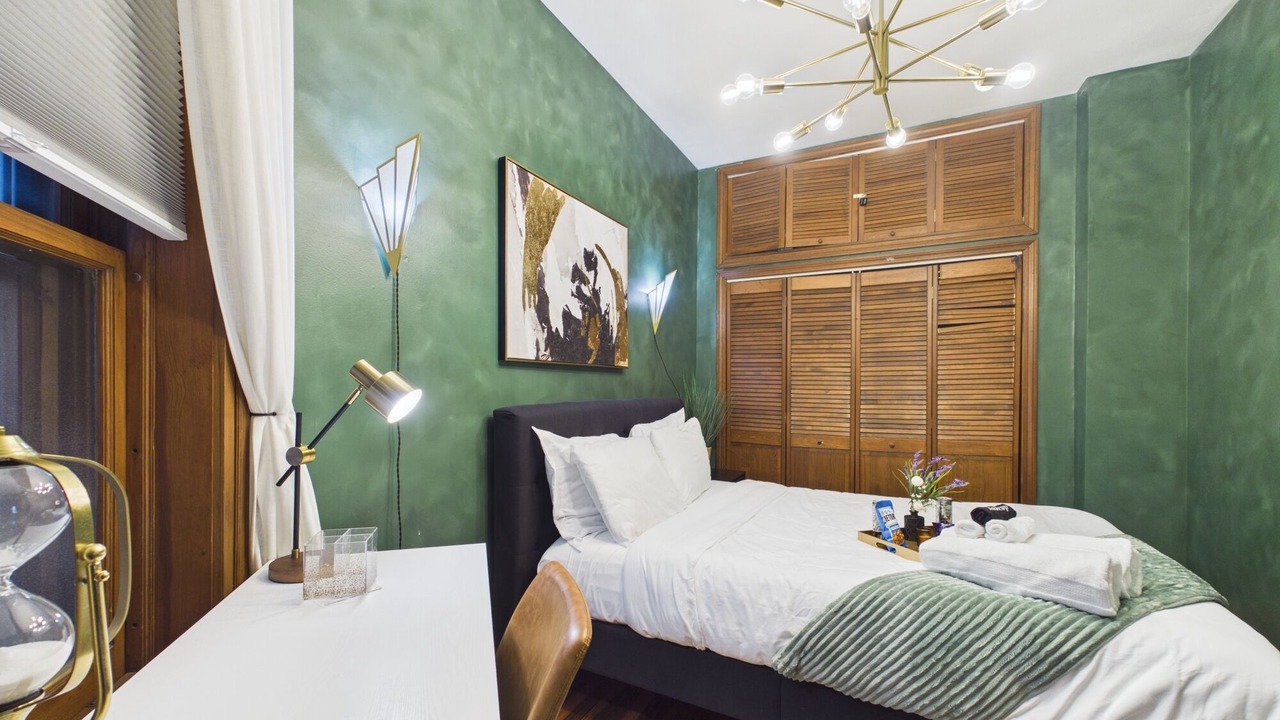 Photo of Bedroom in Lakeview
