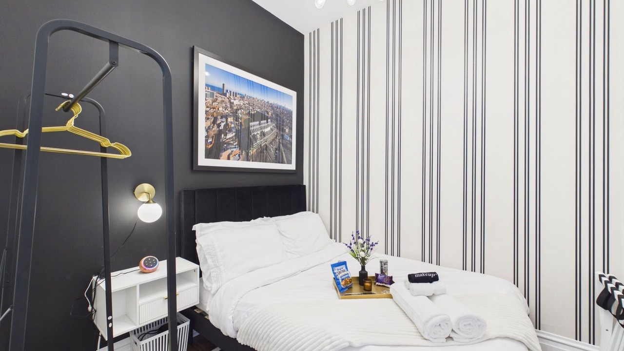 Photo of Bedroom in Lakeview