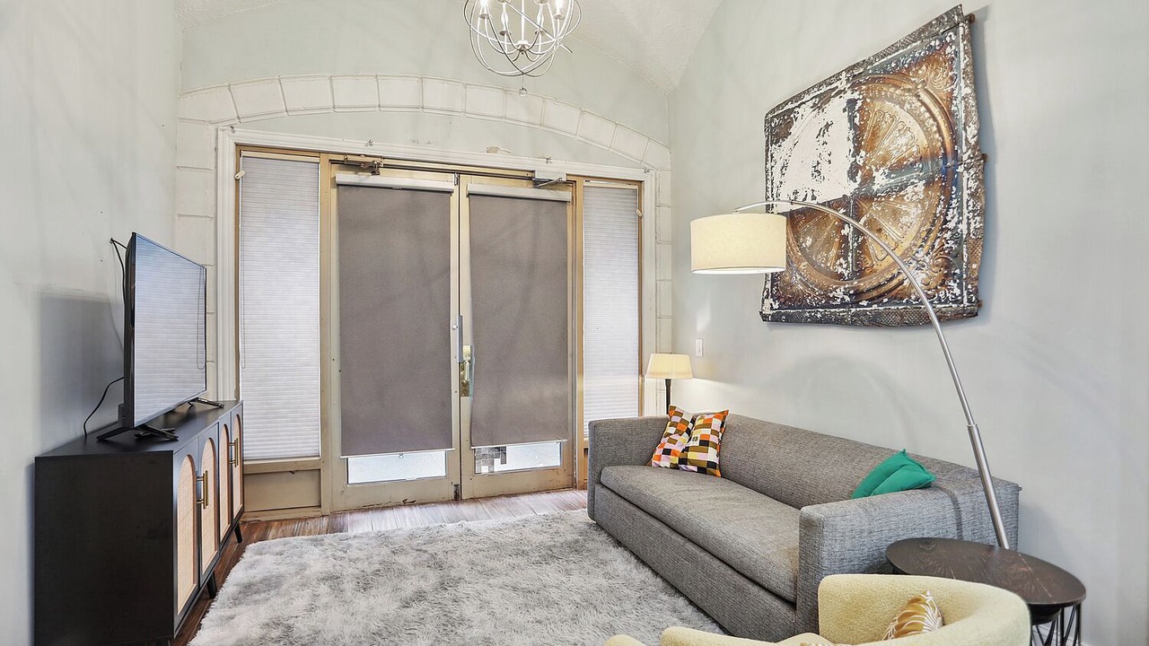 Photo of Livingroom in Old Town Triangle