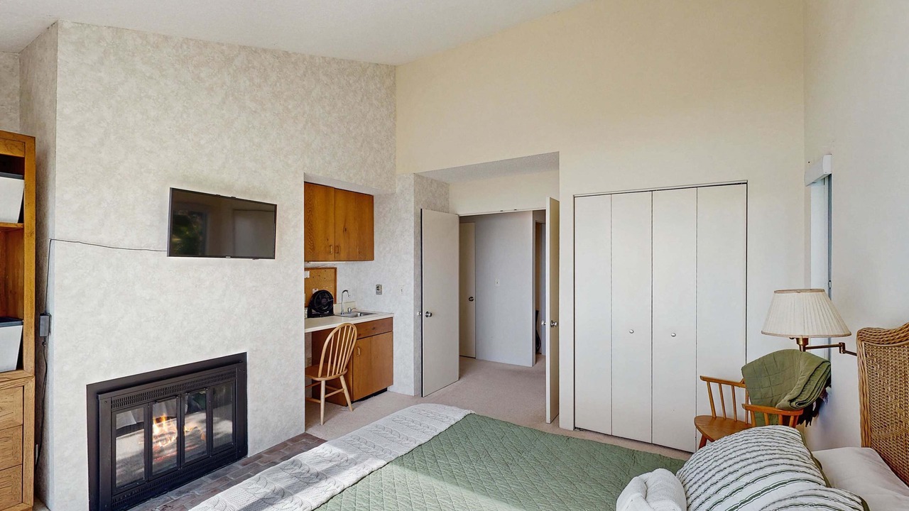 Photo of Bedroom in Maple City