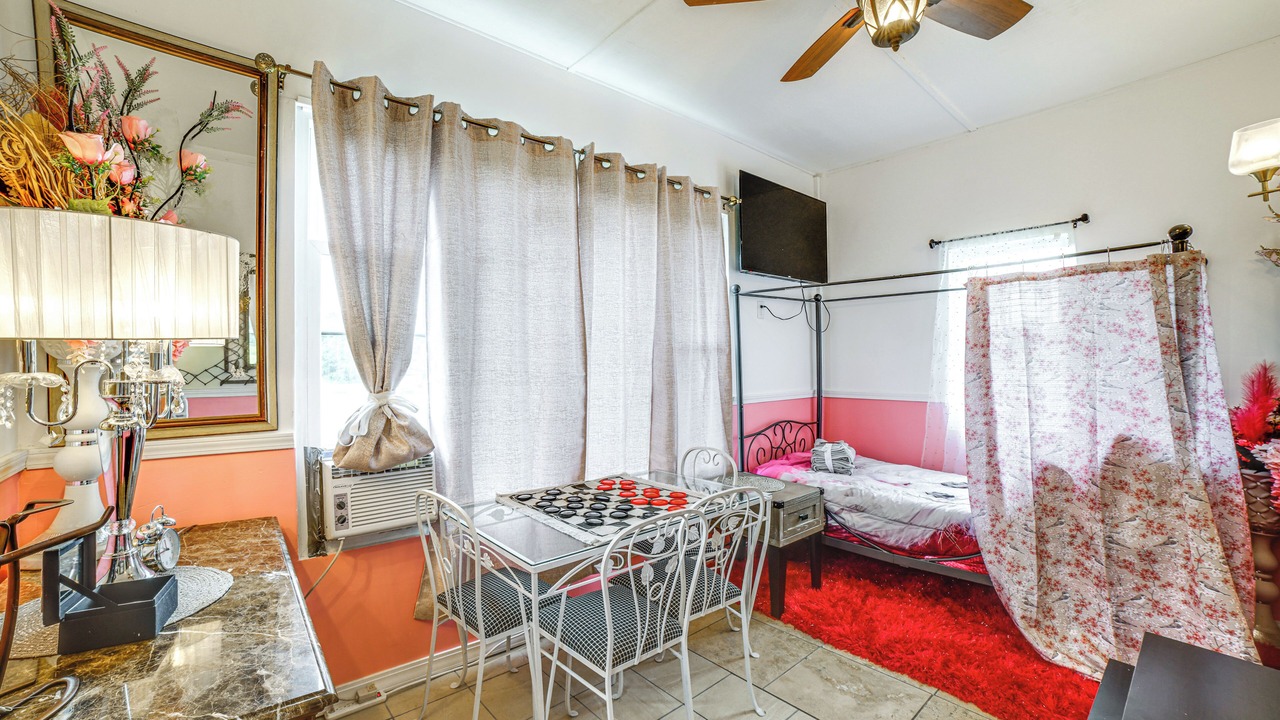 Photo of Bedroom in Green Acres