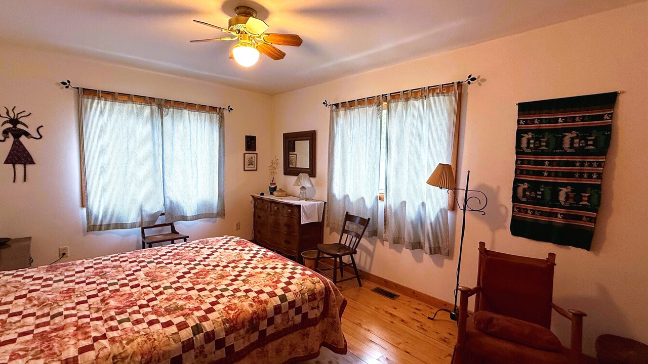 Photo of Bedroom in Maple City