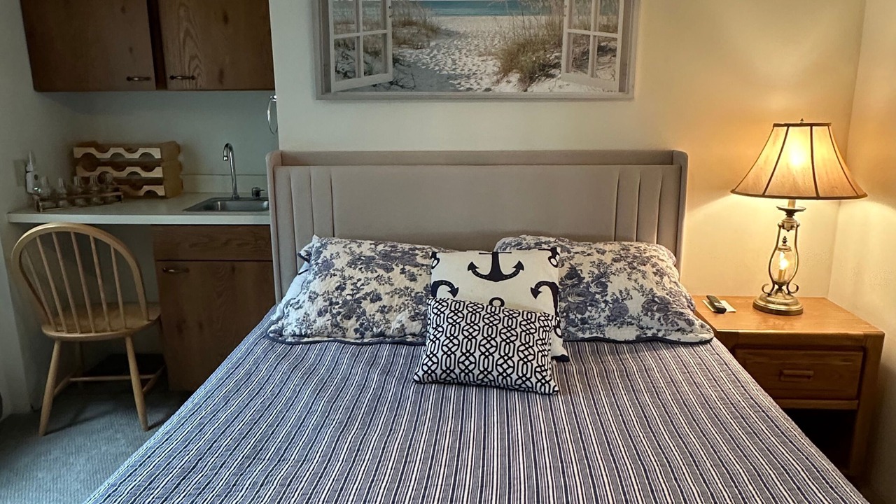 Photo of Bedroom in Maple City