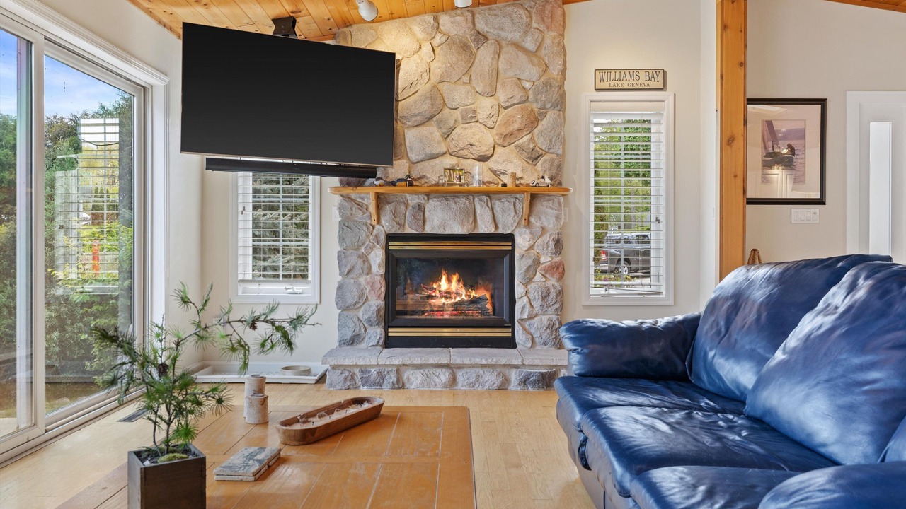 Photo of Livingroom in Williams Bay