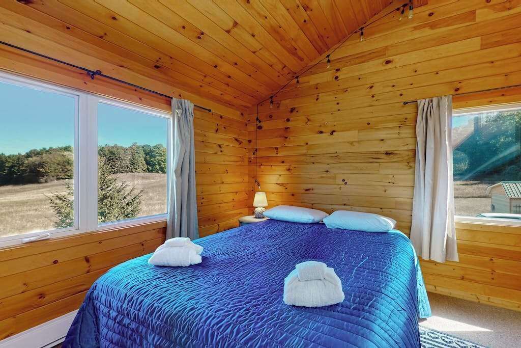 Photo of Bedroom in Maple City