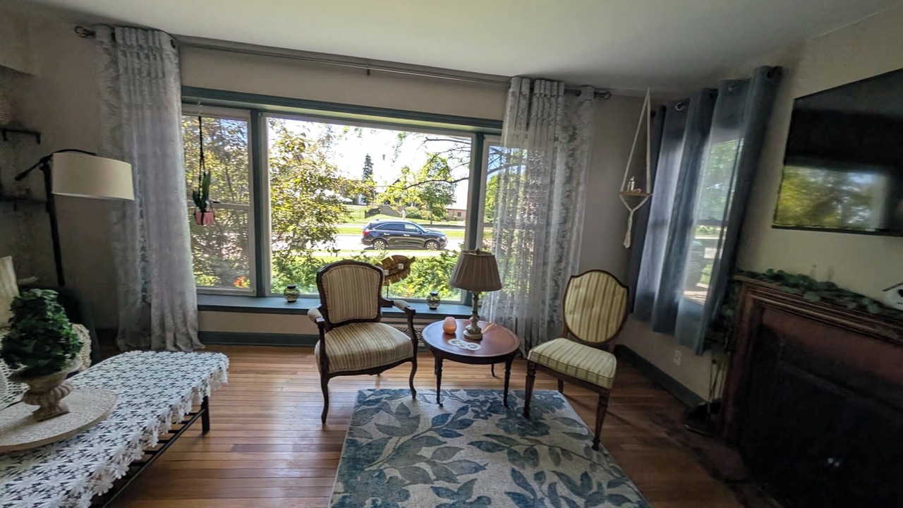 Photo of Livingroom in Whitefish Bay