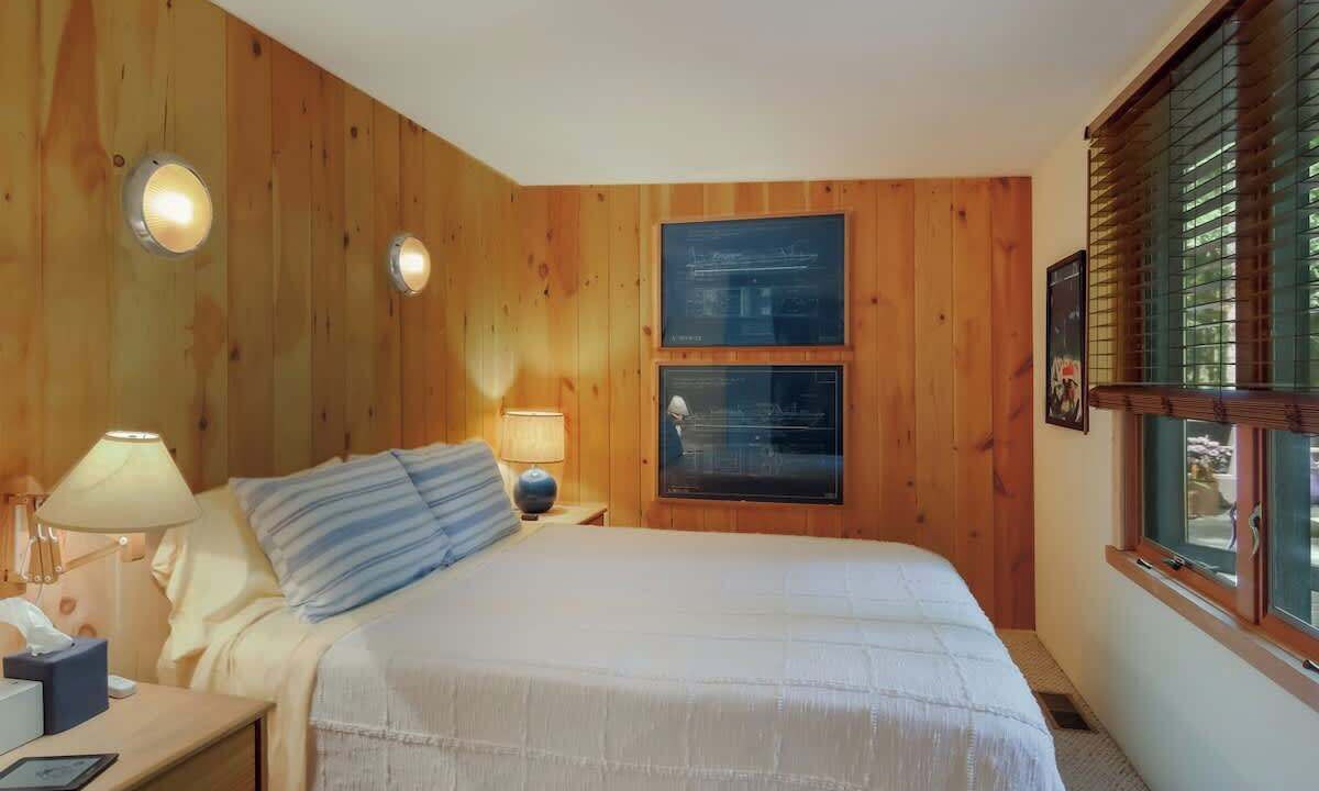 Photo of Bedroom in Acme