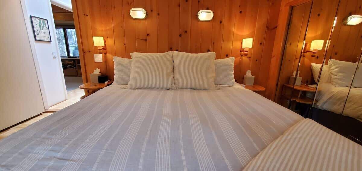 Photo of Bedroom in Acme
