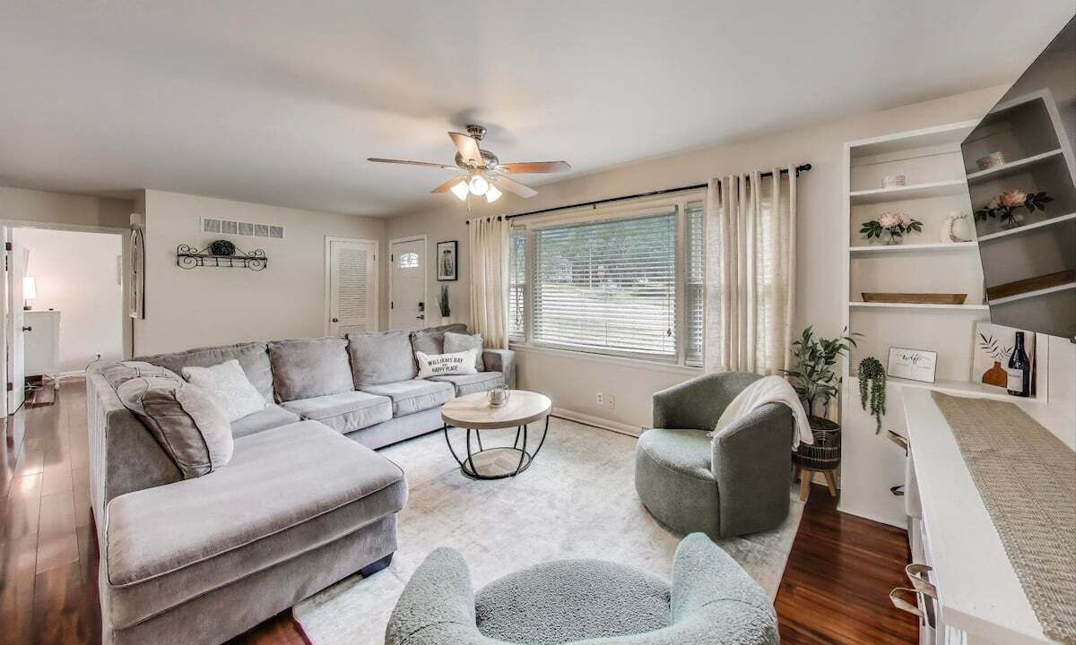 Photo of Livingroom in Williams Bay
