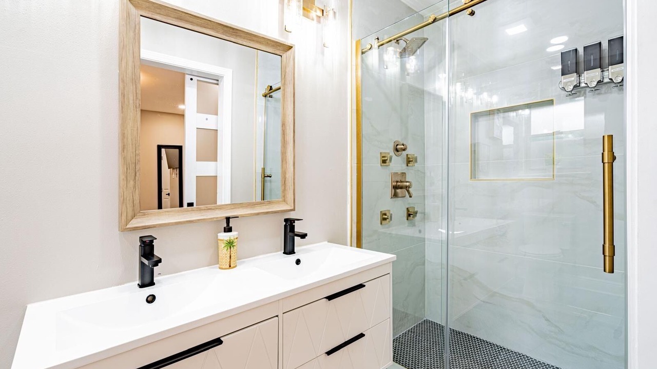 Photo of Bathroom in Kenner - Louis Armstrong International Airport