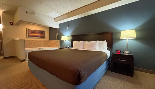 1 King Bed, Deluxe Studio Suite, Jetted Tub, Non-Smoking