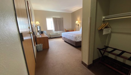 Standard Room, 1 King Bed, Roll-in Shower