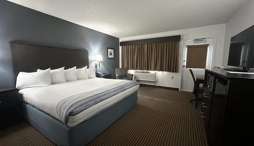 Deluxe Room, 1 King Bed, Non Smoking (First Floor, Water View)