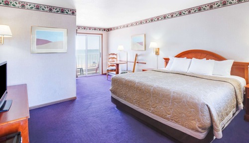 Deluxe Room, 1 King Bed, Hot Tub, Balcony, Lake View