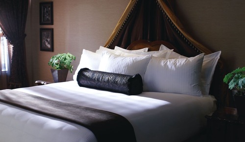 One-Bedroom King Suite ( Carriage House )