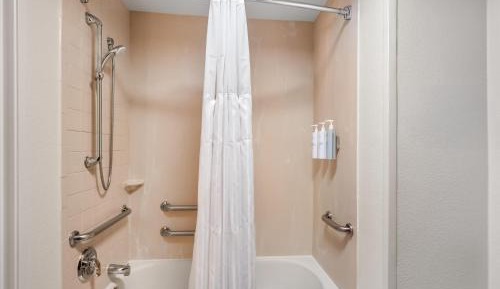 Queen Room with Two Queen Beds and Mobility Accessible Tub
