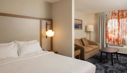 King Suite with Transfer Shower - Mobility Access/Hearing Accessible