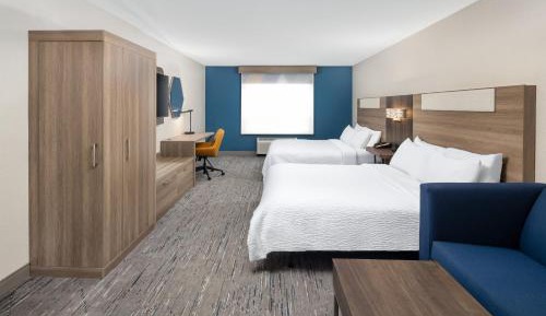 Standard Queen Room with Two Queen Beds and Mobility Accessible Tub