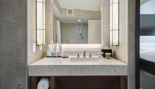 One-Bedroom King Suite with Roll-In Shower - Mobility Access/Non-Smoking