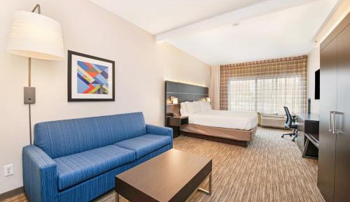 Standard Queen Room with Two Queen Beds and Roll-In Shower - Mobility Access