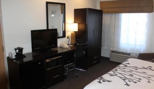 Queen Room with Accessible Tub - Accessible/Non-Smoking