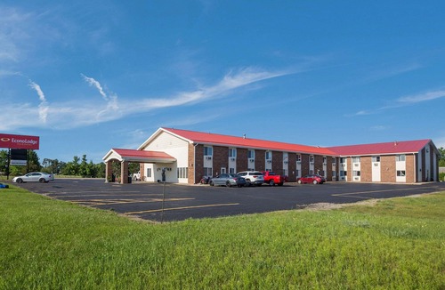 Escanaba Hotel | Econo Lodge Inn & Suites