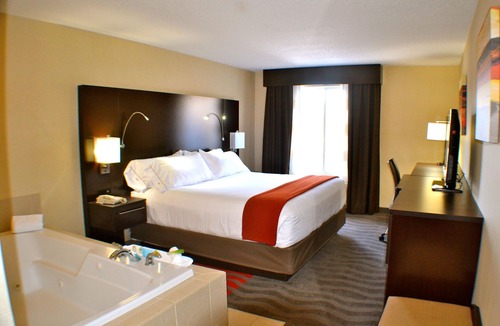 Waterford Hotel | Holiday Inn Express Hotel & Suites Waterford, an Ihg Hotel