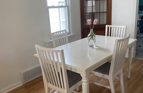 Bay View House | Cute, yellow 2BR Bungalow w/free garage and Wifi