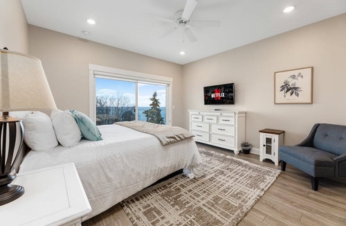 Traverse City Condo | ♛ 539 Bay St ⁀➷ Luxury Downtown 2BDR Lake View Penthouse Condo steps to Beach! ➠ 402W