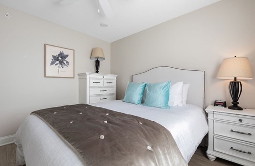Traverse City Condo | ♛ 539 Bay St ⁀➷ Luxury Downtown 2BDR Lake View Penthouse Condo steps to Beach! ➠ 402W