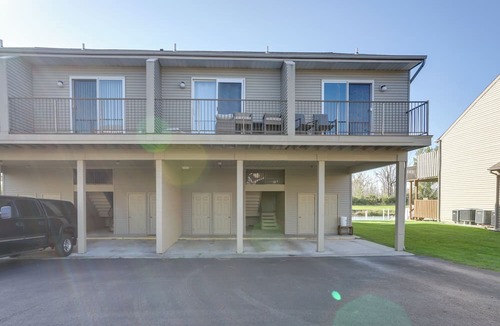Oak Harbor Apartment | Charming Condo on Lake Erie w/Community Pool