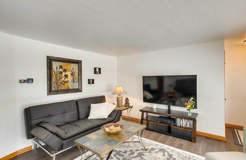Green Bay Cottage | Walk to Lambeau Field: Green Bay Retreat