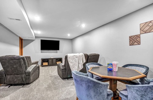 Belgium House | Lakeview Oasis - Sleeps 10! Family Friendly!