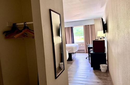 Carbondale Hotel | University Inn of Carbondale by Hotel O