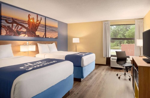 Merrillville Hotel | Days Inn & Suites by Wyndham Merrillville