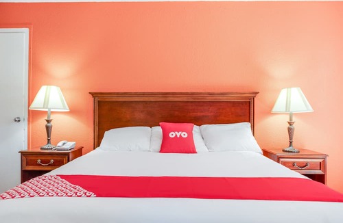 Muskegon Heights Hotel | OYO Hotel Mona Lake Muskegon