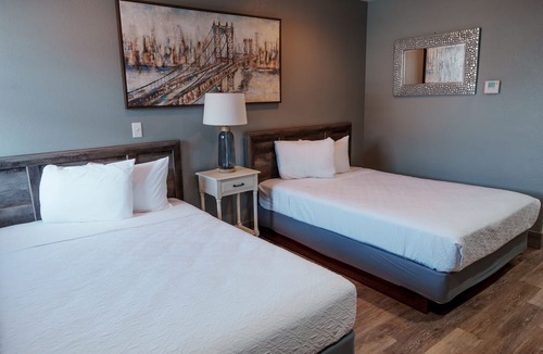 Waukesha Hotel | Price Pointe Inn