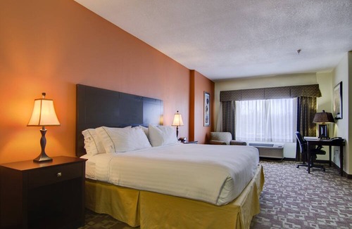 South Kansas City Hotel | Holiday Inn Express Hotel & Stes Kansas City Sports Complex by IHG