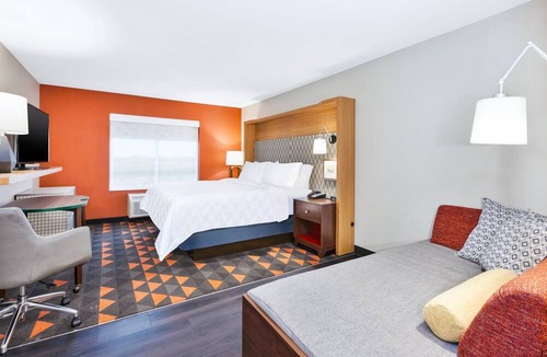 Perrysburg Hotel | Holiday Inn & Suites Toledo Southwest - Perrysburg by IHG