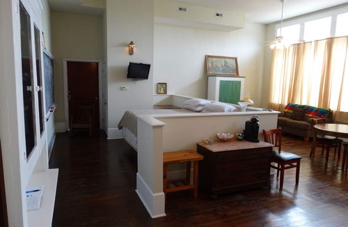Anna Bed & Breakfast | Davie School Inn
