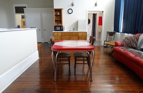 Anna Bed & Breakfast | Davie School Inn