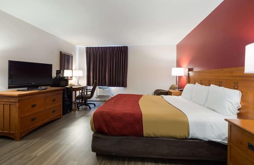 Escanaba Hotel | Econo Lodge Inn & Suites Escanaba North