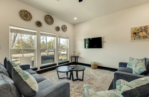 Somerville Cottage | Roo's Hideaway Modern 3BR Near Round Top & A&m!