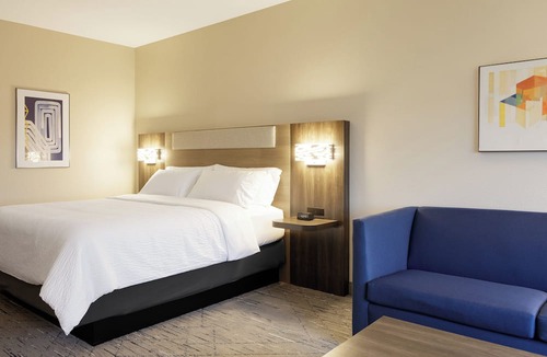 Plainwell Hotel | Holiday Inn Express Plainwell by IHG
