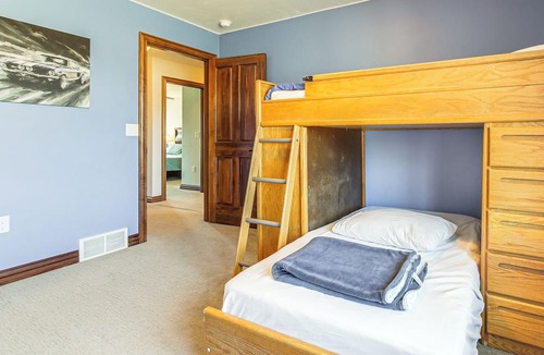 De Pere Cottage | 8 Mi to Lambeau Field: Family Home in De Pere!