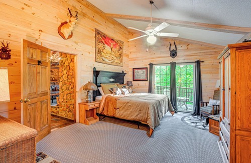 Kuttawa Cabin | Lakefront Kuttawa Cabin w/Private Dock & Hot Tub!