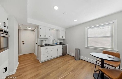 North Center Apartment | Spacious, private, 1 BR apt!