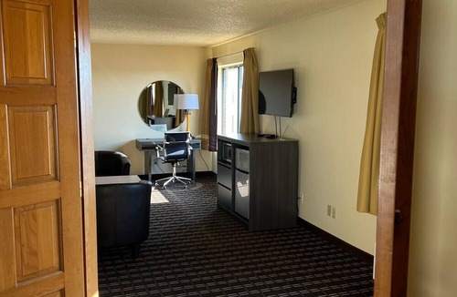 Watertown Hotel | Super 8 by Wyndham Watertown WI